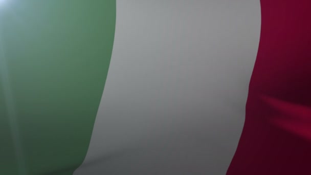 Σημαία της Ιταλίας κυματίζει στο κοντάρι σημαίας στον άνεμο, εθνικό σύμβολο της ελευθερίας — Αρχείο Βίντεο