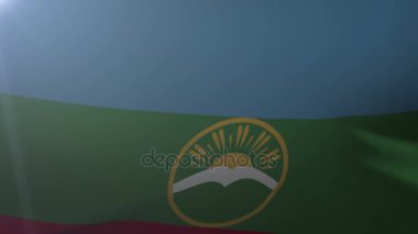 Karaçay Çerkez Cumhuriyeti özgürlük'ın ulusal sembolü rüzgarda sallayarak bayrak