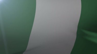 Bayrak bayrak direğine rüzgarda, özgürlük'ın ulusal sembolü olarak Nijerya sallayarak