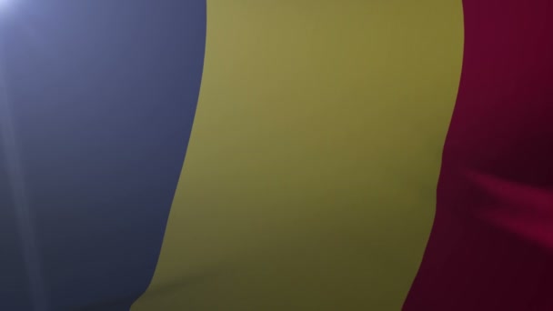 Bandera de Rumania ondeando sobre asta de la bandera en el viento, símbolo nacional de la libertad — Vídeos de Stock