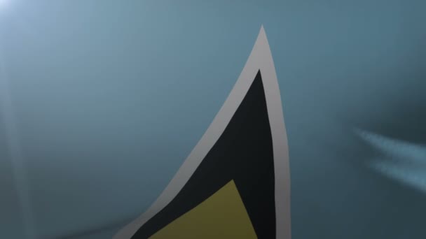 Σημαία της Αγίας Λουκίας κυματίζει στο κοντάρι σημαίας στον άνεμο, εθνικό σύμβολο της ελευθερίας — Αρχείο Βίντεο