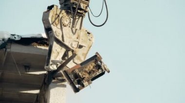 Yıkım aracı eski betonarme yapılar yok Ekskavatör