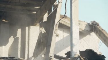 Korkunç bomba patlama veya askeri saldırı sonra yıkılmış bina kalıntıları