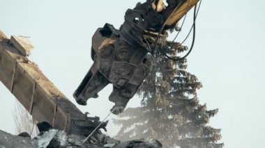 Güçlü makine terk edilmiş Beton İnşaat harap duvarları çekerek