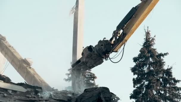 Machine de démolition à grande portée ruinant un bâtiment abandonné, nettoyant un site d'accident — Video