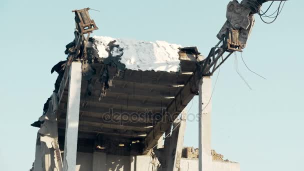 Máquina de alto alcance destruindo a construção destruída pela ferramenta de demolição, agitação — Vídeo de Stock