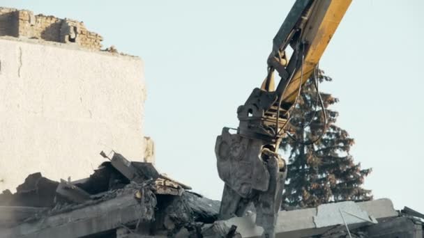 Procédure de démolition du bâtiment, excavatrice à grande portée éliminant la vieille construction — Video