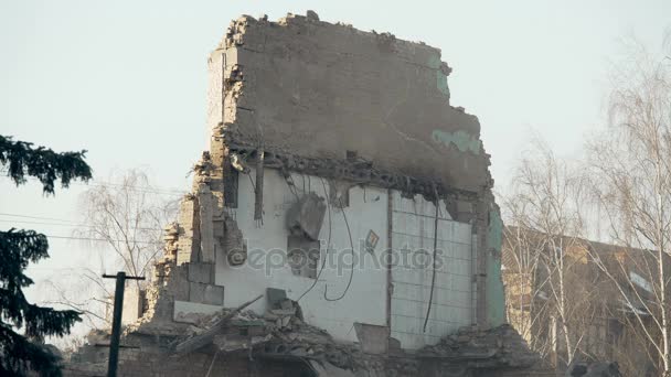 Parede de tijolo velha meio arruinada, restos de regime passado ou estereótipos, história — Vídeo de Stock