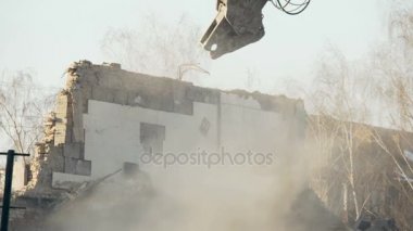 Büyük yıkım aracı yere, eski bina duvar razing deprem sonrasında