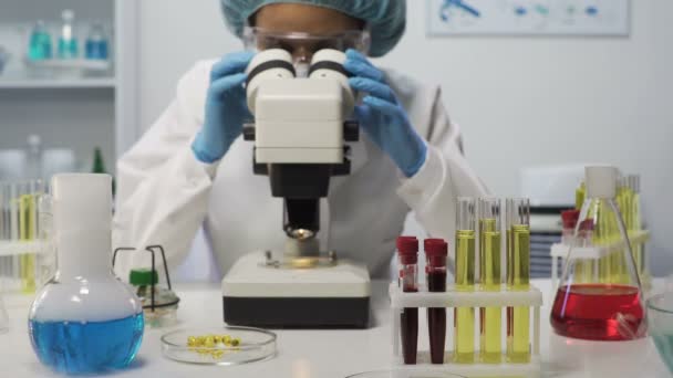 Assistente de laboratório feminina a fazer pesquisa bioquímica, medicina experimental — Vídeo de Stock