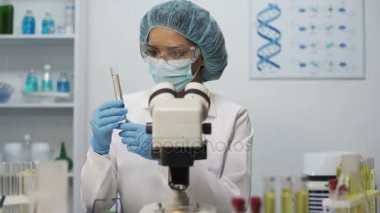 Laboratuar asistanı kan, bakteriyolojik testi biyokimyasal analiz yapıyor