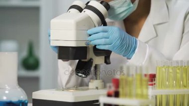 Profesyonel bakteriyolog bakteri örnekleri ile ilgilenen mikroskobunun, Viroloji