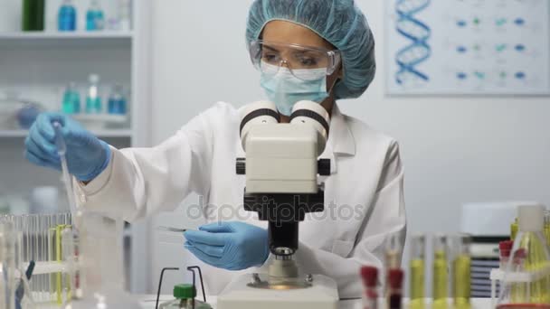 Operatore medico che effettua analisi del sangue al microscopio in laboratorio, assistenza sanitaria — Video Stock