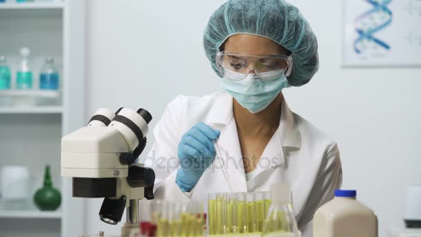 Scientifique médical recueillant du matériel biologique, investigation biochimique — Video