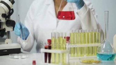 Erlenmeyer flask, kozmetik araştırma yaparken asistan kimyasal reaksiyon