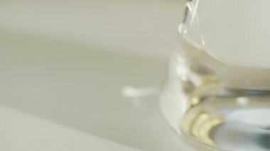 Flask, laboratuar mikroskobu ile çalışan bilim adamı kimyasal reaksiyon