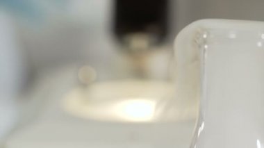 Laboratuvar, mikroskobu ile çalışan bilim adamı kimyasal deneyler