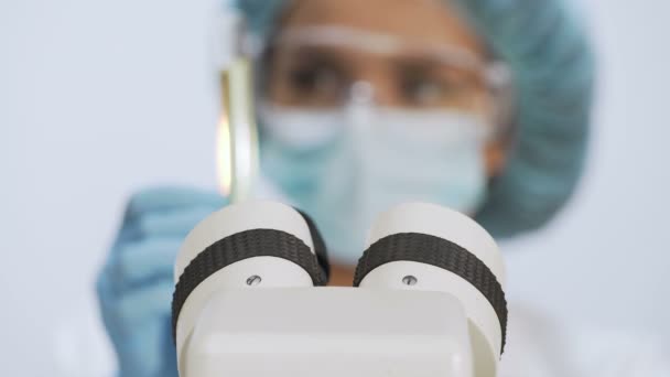 여성 과학자 현미경 사용 소재, 테스트 튜브 검사 — 비디오