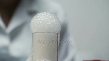 Kalın köpük köpük kimyasal flask, kozmetik araştırma boyun dışarı geliyor