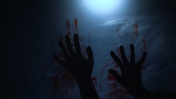 Руки задушливої жертви, що залишає сліди крові, людина, яка страждає від болю — стокове відео
