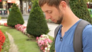 Dokunmatik ekran, teknoloji fotoğrafların görüntülenmesi smartphone, kullanan mutlu genç adam