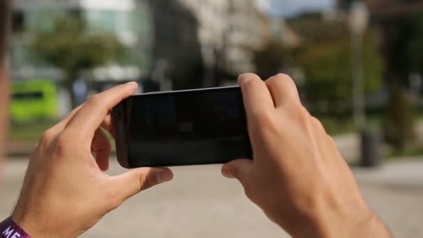 Händerna på mannen som håller smartphone, tar panoramabild av landmärke, pov — Stockvideo