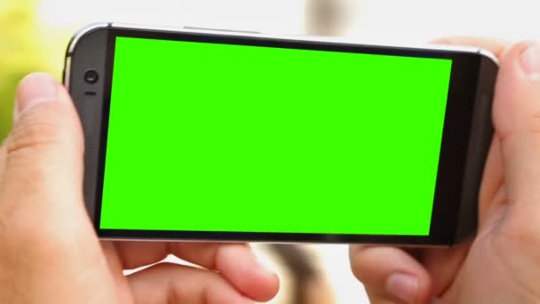 Person macht 360-Grad-Video auf Smartphone mit grünem Bildschirm, Alphakanal — Stockvideo