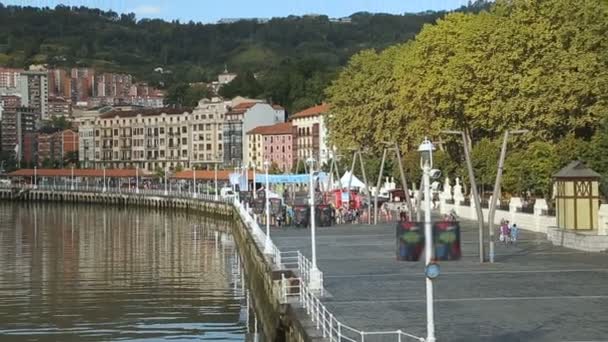 Bilbao stadsbilden pan, Nervion flod rinner genom staden, europeisk arkitektur — Stockvideo