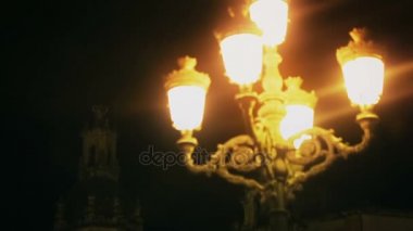Puslu Ortaçağ sokak lambası ışık karanlık gece sokak, gizemli bir atmosfer