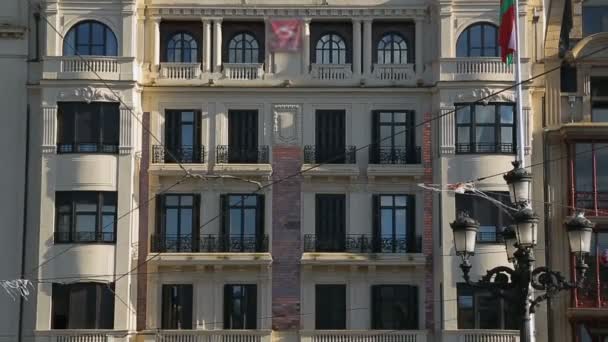 Bellissimo edificio con sofisticata statua alata sulla cupola, architettura — Video Stock