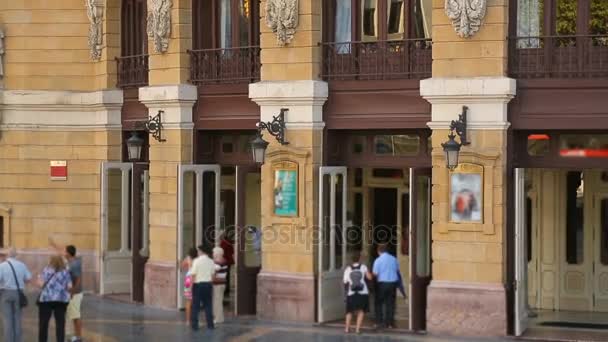 Sofisticada fachada de la ópera Arriaga de Bilbao, arquitectura neo-barroca — Vídeos de Stock