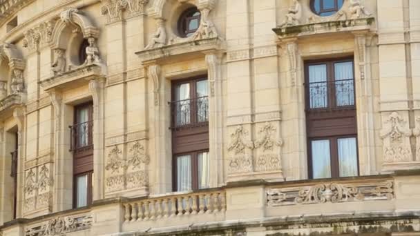 Janelas da famosa casa de ópera em Bilbau, fachada decorada com bela moldagem — Vídeo de Stock