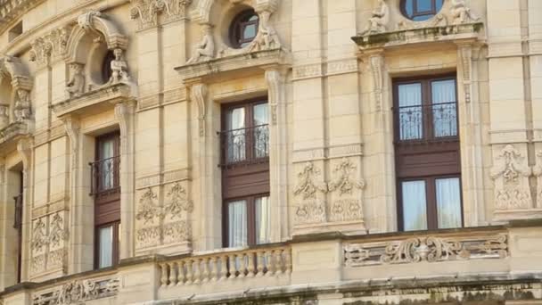 Windows of famous opera house in Bilbao, facade decorated with beautiful molding — Stock Video