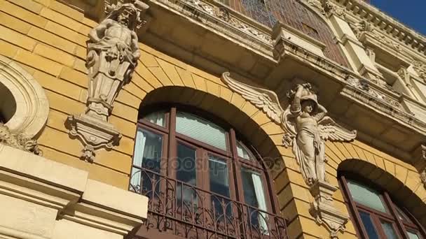 Krásné sochy a skvrnu skleněné okno opery v Bilbao, architektura — Stock video