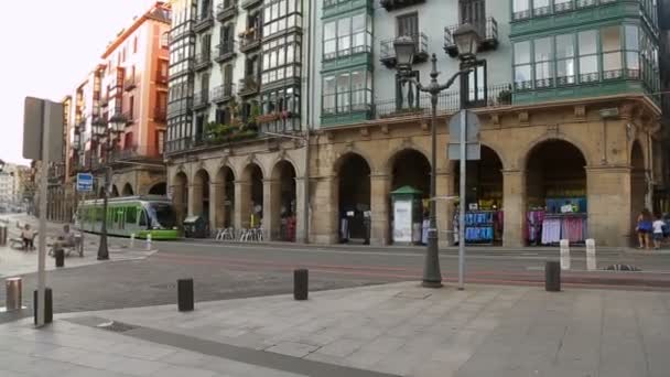 Bela arquitetura e modernos transportes públicos na rua de Bilbau, Espanha — Vídeo de Stock