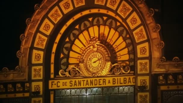 Relógio na bela fachada da estação de trem Santander em Bilbau, viajar para a Espanha — Vídeo de Stock