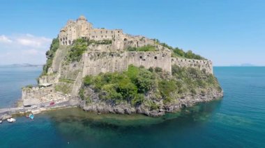 İtalyan Ortaçağ Aragonca Kalesi Napoli Körfezi içinde fantastik havadan görünümü