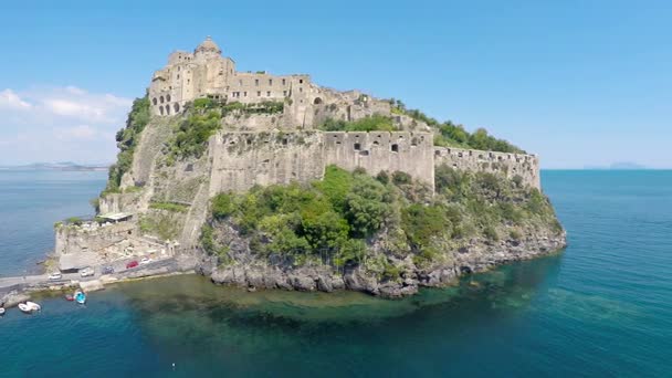 Wspaniały widok z lotu ptaka włoski średniowieczny zamek Aragoński w Sorrento — Wideo stockowe