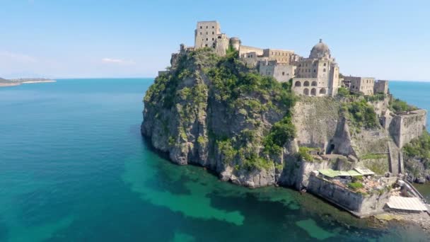 Kerk van Immaculata koepel Aragonese kasteel in de buurt van Ischia, Italiaanse bezienswaardigheden — Stockvideo