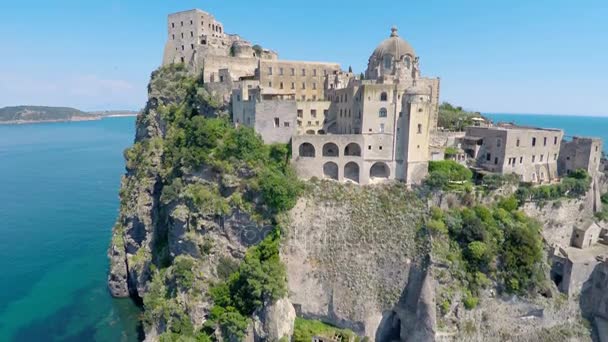 Kerk van de Aragonese kasteel in de buurt van Ischia, Europese restauratie Institute website — Stockvideo