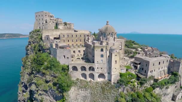 青いナポリ湾の小さな島の城中世驚くべきに、イタリアへの旅行 — ストック動画