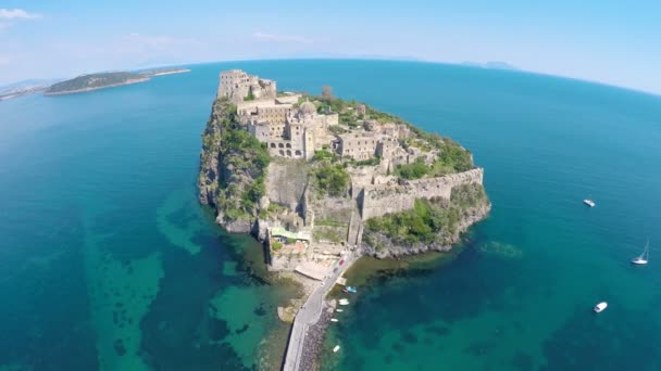 Voo acima do monumento histórico bonito em Ischia, castelo na ilha vulcânica — Vídeo de Stock