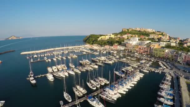 Güzel İtalyan sahil kasabasında renkli evleri, yaz tatili, anteni ile — Stok video