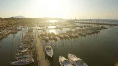 Güneşli yelkenli tekneler ve yatlar Yat Limanı, Akdeniz turistik şehir demirledi