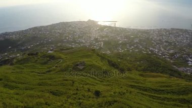 Fantastik Ischia Adası manzara, büyük şehir alt kısmındaki yeşil tepeler, hava
