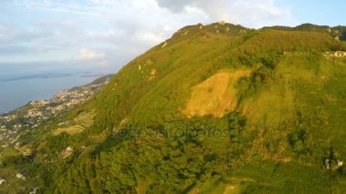 Grand hills gür yeşil bitkiler, mükemmel ekoturizm hedef ile kaplı