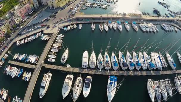 Вид сверху на яхты и лодки, пришвартованные в красивом итальянском городе, летний отдых — стоковое видео