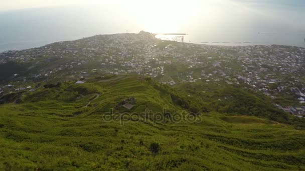 Fantástico paisaje de Ischia Island, gran ciudad en el fondo de verdes colinas, aérea — Vídeos de Stock