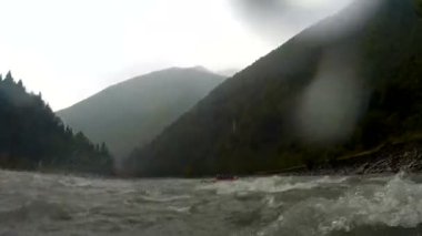 Kurtarma ekibi rafting sırasında sıkışmış turist grubuna yüzmek istiyor