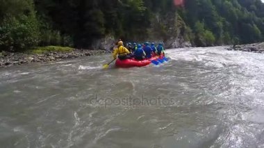 Rekabetçi takım doğa sporları tekne ile hızlı nehir sel, rafting